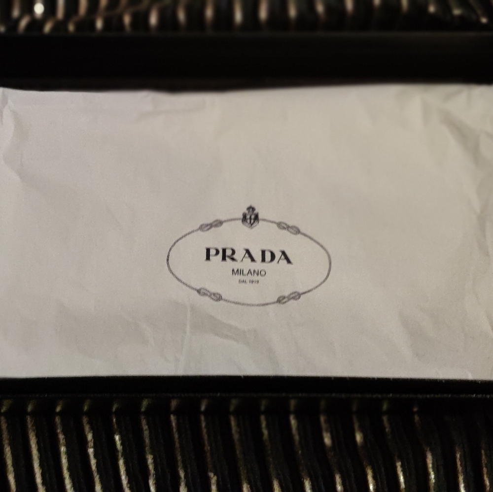 PRADA - Picture 4 of 5